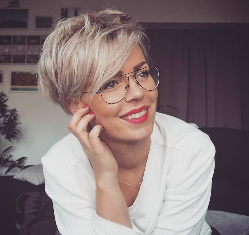 What are the best short hairstyles to wear with glasses? - Hair Adviser