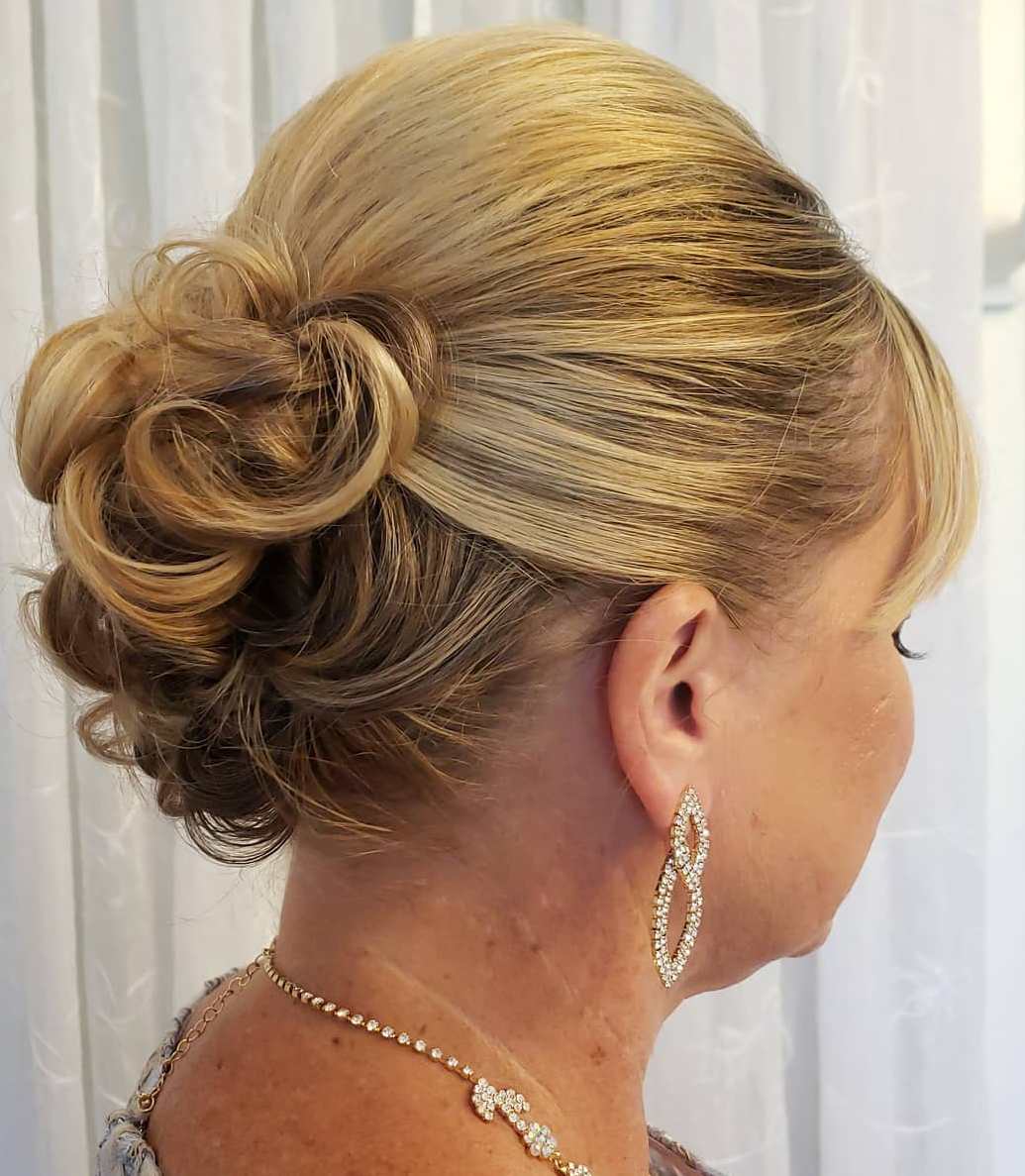 30 Gorgeous Mother Of The Bride Hairstyles For 2022 - Hair Adviser