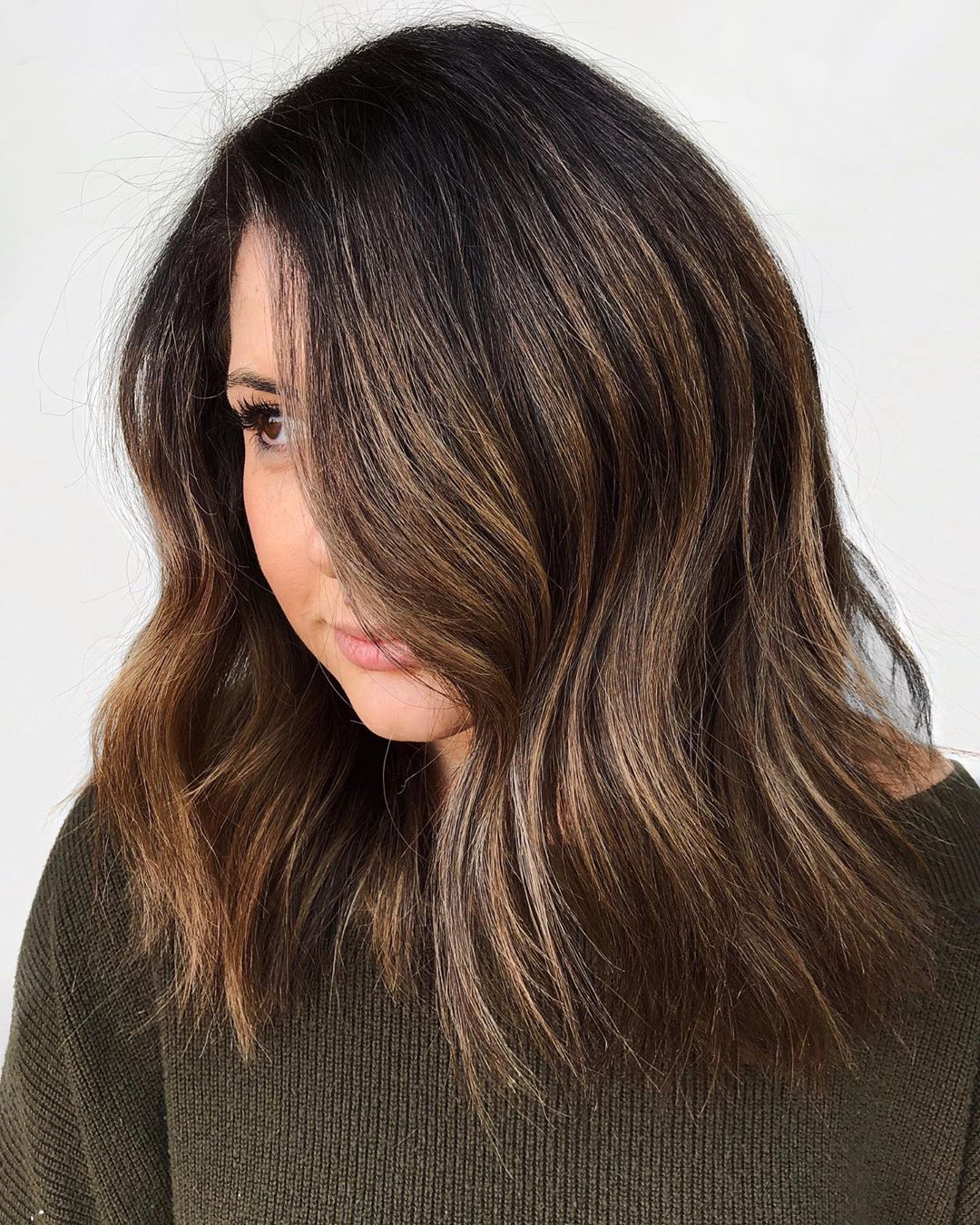 Cheveux bruns foncés avec des Babylights Caramel